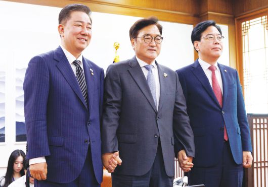 김병기 더불어민주당 대표 직무대행 겸 원내대표(왼쪽부터), 우원식 국회의장, 송언석 국민의힘 원내대표가 24일 국회에서 추가경정예산안 처리를 위한 본회의 개최 일정과 상임위원장 재배분 문제 등을 논의하기 위해 회동하고 있다.   /이병화 기자 photolbh@