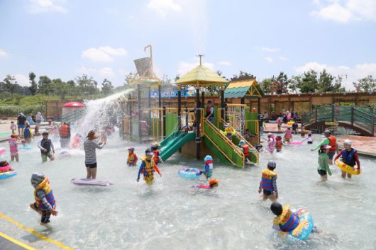 지난해 무안 백련지를 찾은 가족단위 관광객들이 연꽃축제장에 마련된 물놀이장에서 즐거운 한때를 보내고 있다./이명남 기자