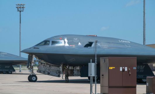 미국 공군 B-2 스피릿 폭격기가 22일(현지시간) 미국 미주리주 화이트맨 공군기지에 도착해 있는 모습으로 공군이 23일 공개한 사진. 미국은 전날 7기의 B-2로 이란의 주요 핵시설 3곳을 공습하는 '미드나잇 해머' 작전을 수행했다./AFP·연합