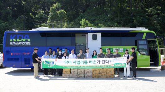 롯데웰푸드 관계자들이 해병대 2사단 볼음소초를 방문해 '닥터자일리톨 버스가 간다!' 캠페인 기념 촬영을 하고 있다./롯데웰푸드