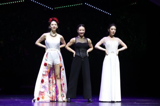 26일 서울 종로구 놀유니플렉스에서 열린 뮤지컬 '프리다' 프레스콜에서 프리다 역의 배우들이 포즈를 취하고 있다. 왼쪽부터 김지우, 김소향, 김히어라. /연합뉴스