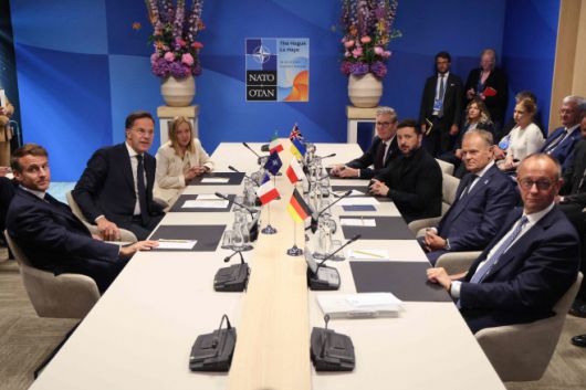 에마뉘엘 마크롱 프랑스 대통령(왼쪽부터)·마크 뤼테 북대서양조약기구(NATO·나토) 사무총장·조르자 멜로니 이탈리아 총리·키어 스타머 영국 총리·볼로디미르 젤렌스키 우크라이나 대통령·도널드 투스크 폴란드 총리·프리드리히 메르츠 독일 총리가 25일(현지시간) 나토 정상회의가 열린 네덜란드 헤이그에서 회의를 갖고 있다./AFP·연합