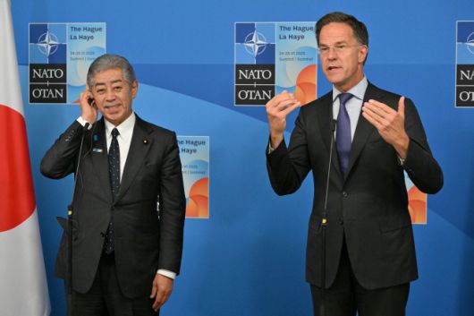 마르크 뤼터 북대서양조약기구(NATO·나토) 사무총장(오른쪽)과 이와야 다케시(岩屋毅) 일본 외무상이 25일(현지시간) 나토 정상회의가 열린 네덜란드 헤이그에서 공동성명을 발표하고 있다./로이터·연합