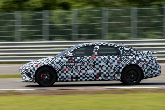 트랙 주행 중인 아이오닉6N./현대차