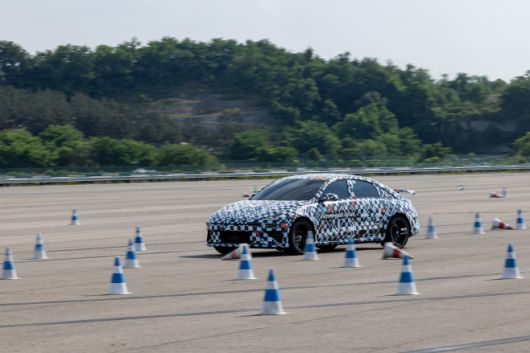 슬라럼 구간을 주행 중인 아이오닉6N./현대차