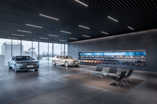 '제네시스 청주'에 전시된 제네시스 차량./제네시스