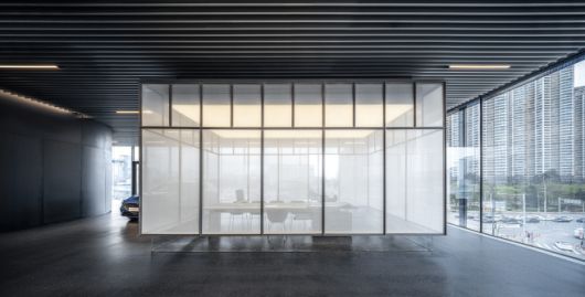 제네시스 청주 구매상담룸. 접합 유리 사이 한지로 인해 마치 정자에 앉아 상담을 받는 듯한 착각을 준다./제네시스