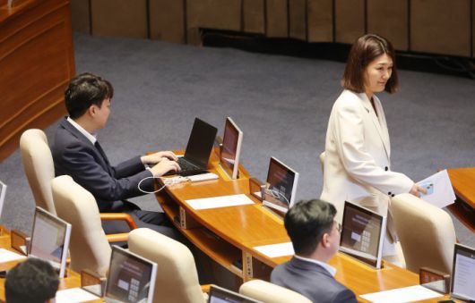 비례대표 의원직을 승계한 진보당 손솔 의원이 27일 국회 본회의에서 인사말을 마친뒤 자리로 향하고 있다. 왼쪽은 개혁신당 이준석 의원./연합