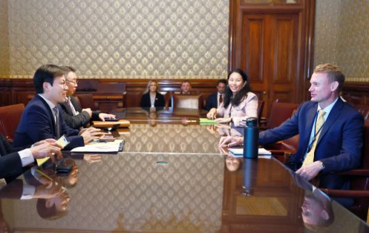 여한구 통상교섭본부장(왼쪽)이 25일(현지시간) 미국 워싱턴 D.C. 백악관에서 벤자민 르로이 미국 백악관 부통령실 국제통상특보 및 아시아·통상 담당 관계자들과 면담하고 있다./산업통상자원부 제공