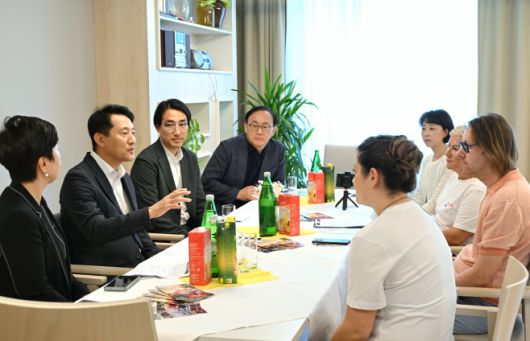 오세훈 서울시장이 2일 빈의 노인요양시설(Caritas Pflegewohnhaus St. Magdalena)을 방문해 관계자와 어르신 통합돌봄 시스템 등을 논의하고 있다./서울시