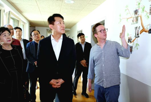 오세훈 서울시장이 2일(수) 빈의 장애인 주거시설(Caritas Vienna Wohngemeinschaft Battiggasse)을 방문해 시설을 둘러보고 있다./서울시