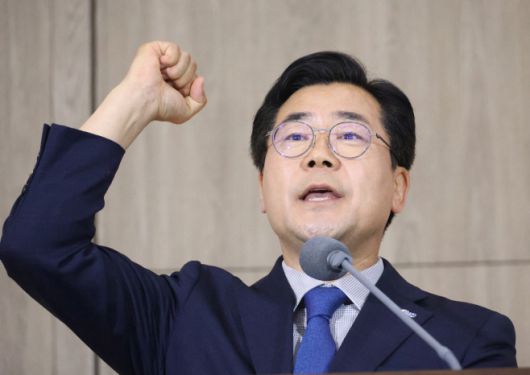 더불어민주당 최대 원외 조직이자 친명계 조직으로 꼽히는 더민주전국혁신회의가 29일 오후 청주 오스코에서 전국대회를 개최한 가운데 더불어민주당 당 대표 후보로 출마한 박찬대 의원이 행사에 참석해 정견발표를 하고 있다. /연합