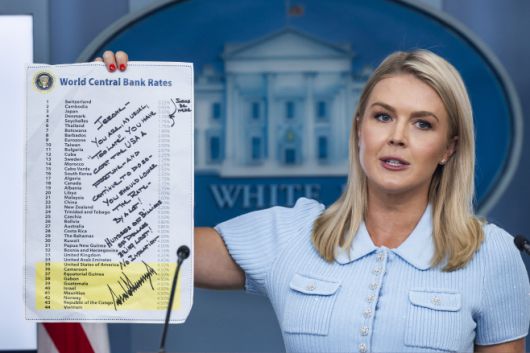 캐롤라인 레빗 미국 백악관 대변인이 6월 30일(현지시간) 백악관에서 한 언론 브리핑룸에서 도널드 트럼프 대통령이 같은 날 소셜미디어(SNS) 트루스소셜에 올린 국가별 기준금리 순위표를 들어 보이고 있다./EPA·연합