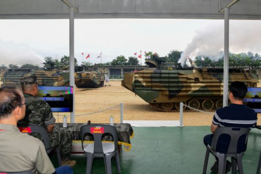 한국형 상륙장갑차(KAAV) 3대가 2일 해병대 2사단 상륙장갑차대대 연병장을 돌고 있다. /정채현 기자