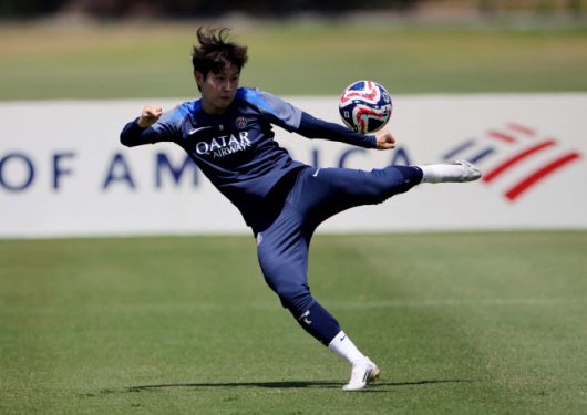 이강인이 클럽 월드컵에 대비한 PSG 훈련에서 공을 차고 있다. /로이터 연합뉴스