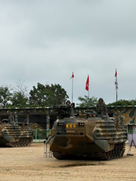 한국형 상륙장갑차(KAAV) 3대가 2일 해병대 2사단 상륙장갑차대대 연병장을 돌고 있다. /정채현 기자