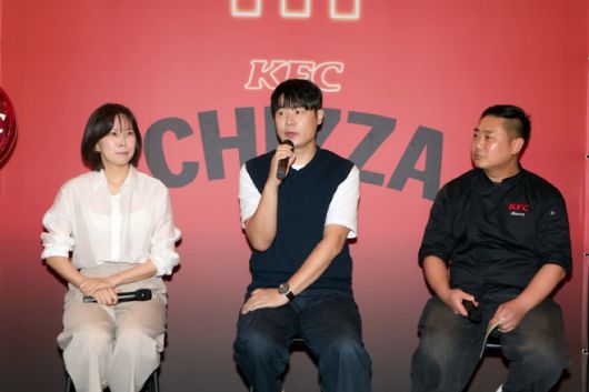 이날 행사에 참석한 백민정 KFC 코리아 마케팅총괄 이사(사진 왼쪽), 최현석 셰프, 전영욱 R&D센터 팀장./KFC