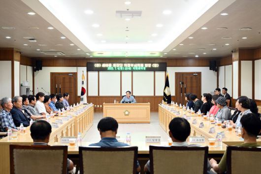 김연균 의정부시의장(가운데)이 지난 4일 새마을회 회장단과 만나 이야기를 하고 있다./의정부시의회