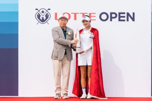 신동빈 롯데그룹 회장(왼쪽)이 6일 한국여자프로골프(KLPGA) 투어 제15회 롯데 오픈에서 우승한 박혜준(22) 선수에게 트로피를 시상했다. 신 회장은 이날 경기가 열린 인천 서구 베어즈베스트 청라골프클럽을 찾아 갤러리 플라자, 롯데 플레저홀을 돌아본 후 시상식에 참여했다. 신 회장이 롯데 오픈을 방문한 것은 2021년 롯데 오픈이 시작한 이후 2022년, 2023년에 이어 세 번째다./ 제공=롯데그룹