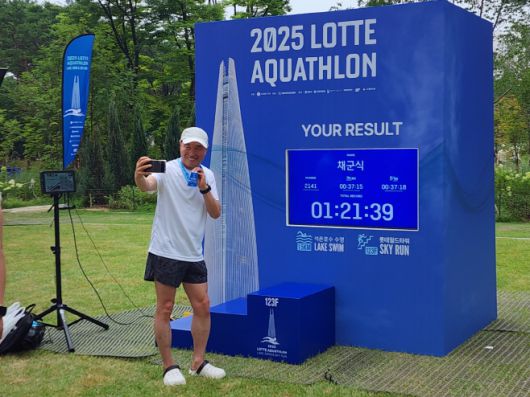 레이스 기록 앞에서 사진을 찍고 있는 한 참가자./ 차세영 기자