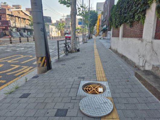 서울 도봉구 내 한 보도 맨홀에 추락방지 시설이 설치돼 있다. /도봉구