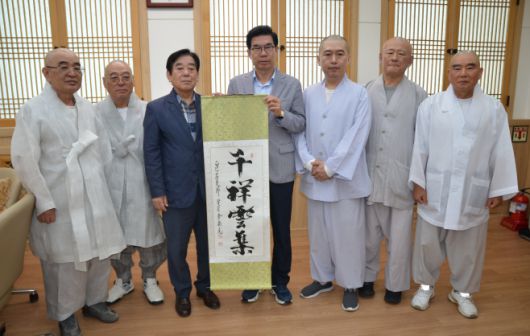 서예가 이남호 선생 서예글씨 전달./배철완 기자