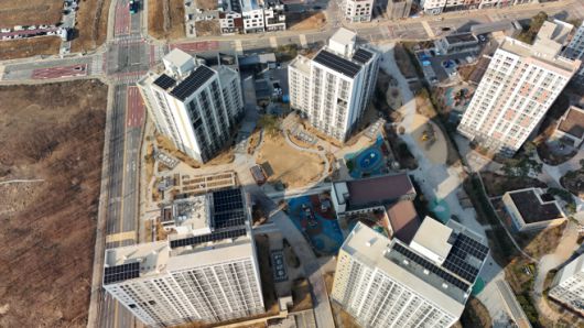 경기주택도시공사(GH)가 평택고덕 행복주택에 설치한 태양광설비 모습. /GH