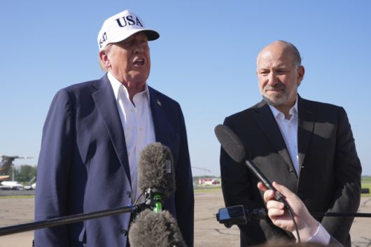 도널드 트럼프 미국 대통령(왼쪽)이 6일(현지시간) 뉴저지주 모리스타운에서 백악관으로 돌아오는 전용기 '에어포스원'에 탑승하기 전 기자들의 질문에 답하고 있다. 오른쪽은 하워드 러트닉 상무부 장관./AP·연합