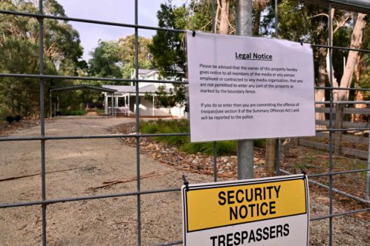 지난 5월 28일 호주 레옹가타에 있는 에린 패터슨의 자택 대문에 무단 침입 금지 경고문이 붙어 있다./AFP 연합