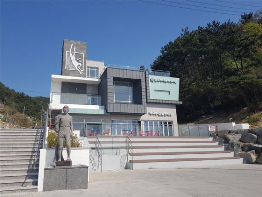 제주 해녀의 역사가 기록된 부산영도해녀문화전시관, 아래층은 해녀수산물 판매점이다.