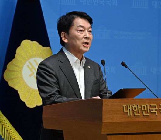 안철수 국민의힘 의원이 7일 국회 소통관에서 긴급 기자회견을 하고 있다. 이날 안 의원은 혁신위원장 사퇴 의사를 밝히고 당대표 선거 출마를 선언했다. /송의주 기자