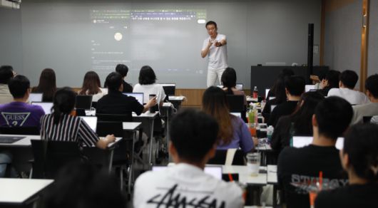 정진일 에듀윌 AI프롬프트연구소장이 직원들을 대상으로 AI 강의를 하고 있다./에듀윌