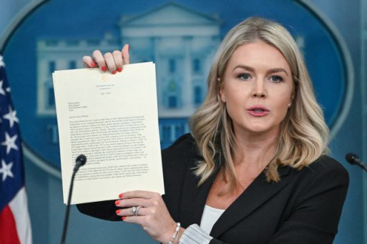 캐롤라인 레빗 미국 백악관 대변인이 7일 오후(현지시간) 백악관에서 한 언론 브리핑에서 도널드 트럼프 대통령이 이날 시바 시게루(石破茂) 일본 총리에게 보낸 상호관세 관련 서한을 들어보이고 있다./AFP·연합