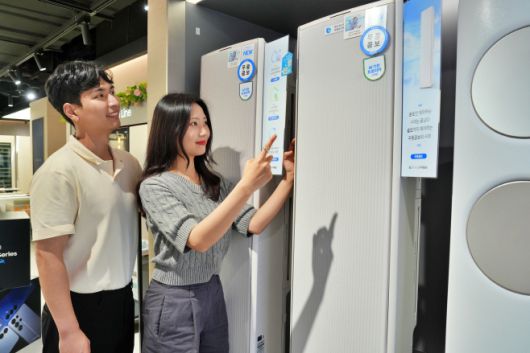 롯데백화점 본점 8층에 위치한 삼성전자 매장에서 고효율 제품을 둘러보는 고객의 모습./ 롯데백화점