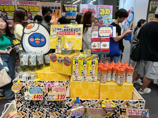 돈키호테의 트레이드마크인 '손글씨 POP'도 재현됐다./ 최영 인턴기자