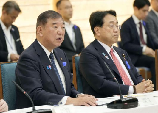 시바 시게루(石破茂) 일본 총리(왼쪽)가 8일 도쿄(東京) 총리 관저에서 각료 회의를 주재하고 있다. 오른쪽은 일본 정부 무역 협상 대표인 아카자와 료세이(赤澤亮正) 경제재생상./로이터·연합