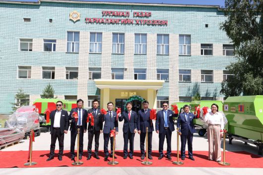 농기계 기증 행사 커팅식 이후 오명규 코피아 몽골센터장(사진 왼쪽 두 번째), 임기순 농진청 국립축산과학원장(왼쪽 네 번째), 최진원 주몽골대사(왼쪽 다섯 번째), 잠발체랭 몽골 농림부 사무차관 등이 기념촬영을 했다.