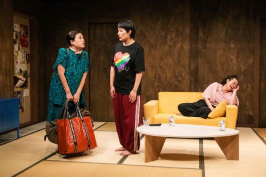 갑작스레 함께 하게 된 하츠에(장연익 분)와 나츠(정예지 분), 그리고 그 모습을 흥미롭게 바라보는 유우미(박지원 분). 낯선 동거가 시작되기 전의 기류가 고스란히 담긴 장면. / 사진 극단 58번국도