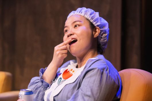 무대 위에서 욕실모를 쓴 유우미(박지원 분)가 장난스러운 표정을 짓는 장면. 가벼운 몸짓과 표정 속에 얽힌 관계의 긴장과 유희가 교차하며, 인물의 다층적인 감정이 드러난다. / 사진 극단 58번국도