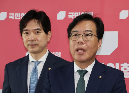 송언석 비상대책위원장 겸 원내대표가 9일 서울 여의도 국회에서 비공개 비대위 회의 후 백브리핑을 하고 있다. 왼쪽은 박성훈 원내대변인. /연합