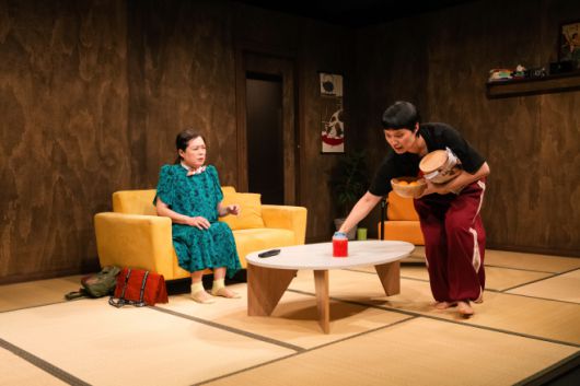 낯선 동거를 시작한 하츠에와 나츠. 일상의 대화 속에서 서서히 서로를 이해해가려는 노력이 스며든다. / 사진 극단 58번국도