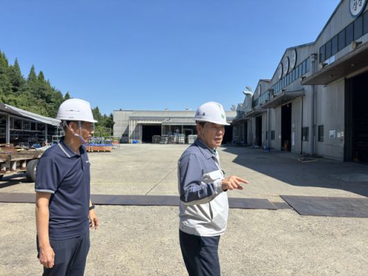 지난 9일 이진옥 유니슨HKR 대표(오른쪽)가 유니슨HKR 천안본사 3단지를 둘러보고 있다./박진숙 기자 act@asiatoday.co.kr