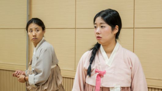 '춘섬이의 거짓말' 연습 현장. 공연 전 배우들이 주요 장면을 맞춰보고 있다. / 사진 극단모시는사람들