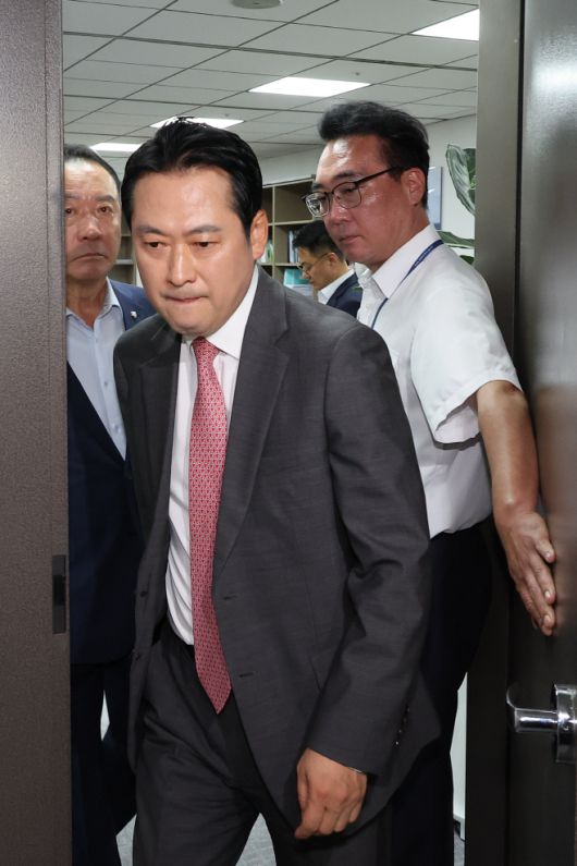 장동혁 의원 등 국민의힘 의원들이 11일 서울 여의도 국회 의원회관에서 해병 특검팀의 압수수색이 진행 중인 임종득 의원실에서 나오고 있다./연합뉴스