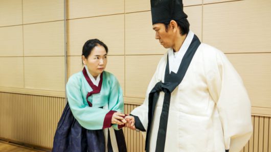 '춘섬이의 거짓말' 연습 현장. 공연 전 배우들이 주요 장면을 맞춰보고 있다. / 사진 극단모시는사람들