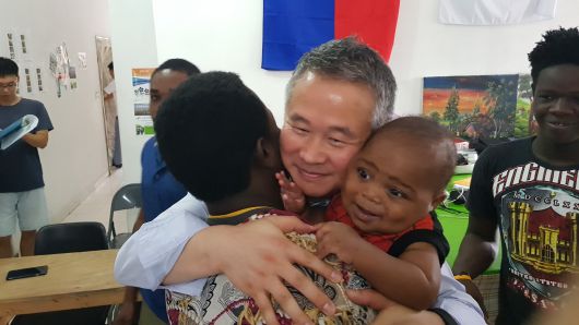 이상호 회장이 과거 중남미 아이티를 방문해 구호물품과 재정을 지원하는 등 자비량으로 해외봉사활동을 통해 소외 이웃에 온정을 베풀었다.