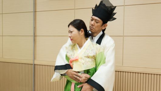 '춘섬이의 거짓말' 연습 현장. 공연 전 배우들이 주요 장면을 맞춰보고 있다. / 사진 극단모시는사람들