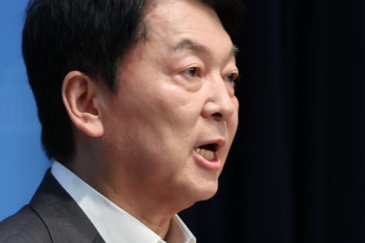 국민의힘 혁신위원장을 맡은 안철수 의원이 7일 서울 여의도 국회 소통관에서 위원장을 사퇴하고 전당대회 출마 의사를 밝히는 기자회견을 하고 있다./연합뉴스