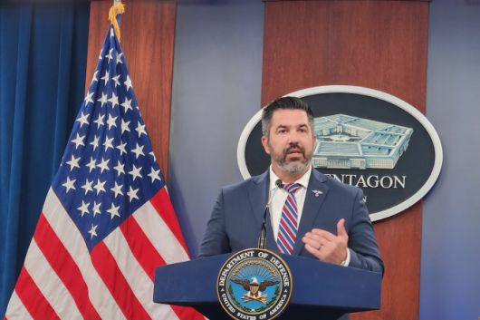 션 파넬 미국 국방부 수석 대변인이 지난 2일(현지시간) 워싱턴DC 인근 국방부 청사에서 열린 언론 브리핑에서 취재진 질문에 답변하고 있다. /연합뉴스