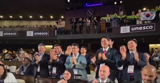 12일(현지시간) 프랑스 파리 유네스코 본부에서 열린 제 47차 세계유산위원회에서 '반구천의 암각화'의 세계유산 등재가 확정되자 한국 대표단이 환호하고 있다. /국가유산청